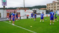 Entrenamiento de la seleccin gallega de ftbol aficionado en el campo de San Pedro de Vilalonga, en la vspera de su debut en la fase final de la Copa de las Regiones UEFA
