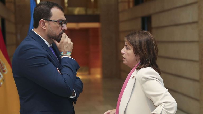 El presidente del Principado de Asturias, Adrián Barbón, conversa con la delegada del Gobierno en Asturias, Adriana Lastra. ARCHIVO