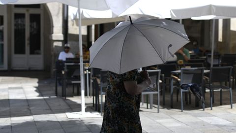 Sombrillas y paraguas contra el sol en Lugo
