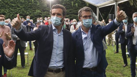 Casado y Feijoo, en un acto electoral que compartieron en Santiago