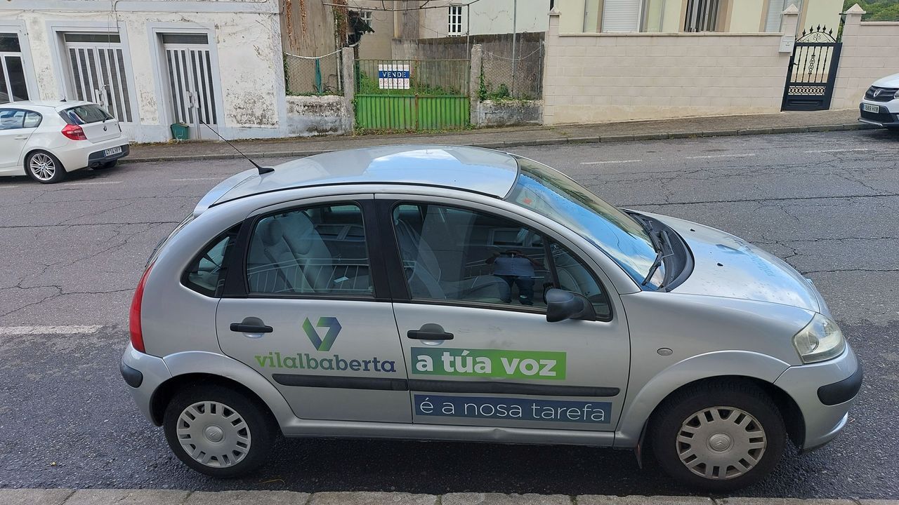 Vehculo con mensajes polticos de Vilalba Aberta aparcado en una calle de la capital chairega.