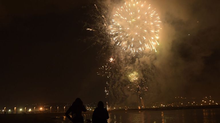 Fuegos artificiales en la noche de San Xuan en la playa de Poniente, en Gijón