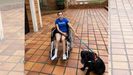 Carmen López en la silla de ruedas con la que se mueve desde que se lesionó el tobillo derecho.