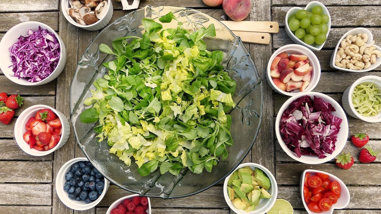 Un�camino sin caminantes.�lvaro y Jorge Pino ayudan a Suso Valverde a subir a la Cruz de Ferro en su handbike