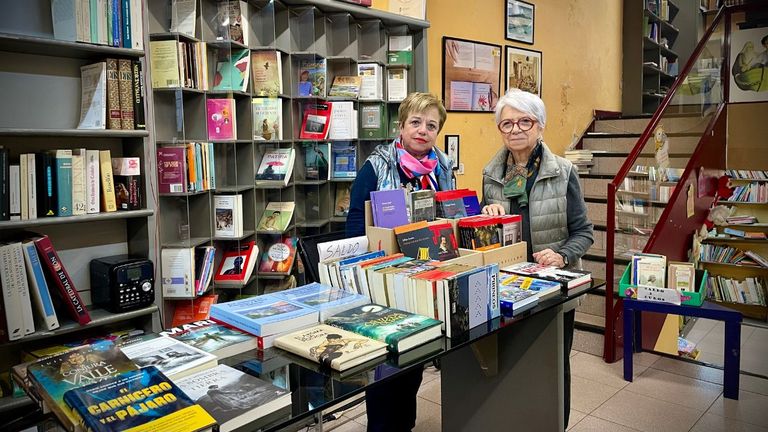 Las hermanas Ángeles y María Jesús Polledo tomaron el relevo de su padre al frente de la histórica librería.