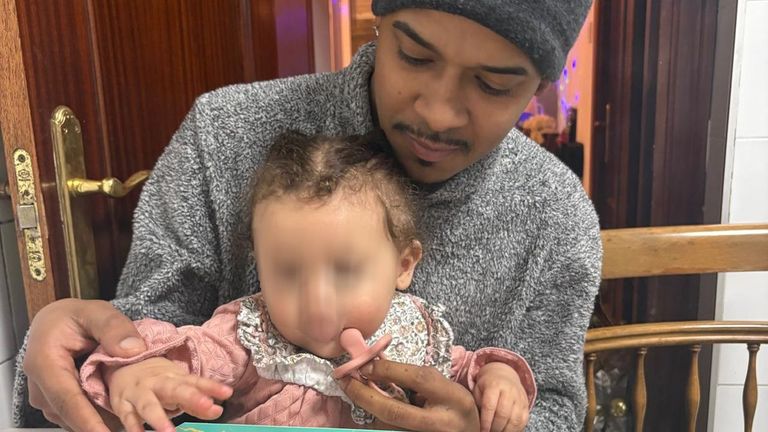 Álex, el hijo de la mujer asesinada en el 2024 en Viveiro, urge una casa y un empleo