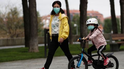 Una madre y su pequea en bicicleta pasean por Madrid, este domingo
