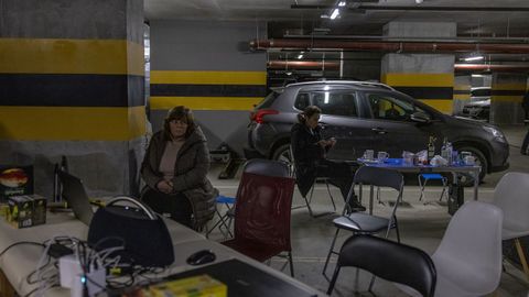 La poblacin de Kiev pasa la noche en lugares a resguardo como este aparcamiento
