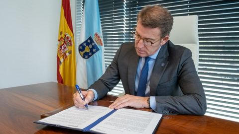 Alberto Nez Feijoo, en el momento de firmar su renuncia como presidente del PP de Galicia.