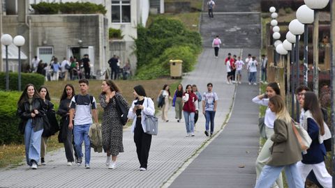 Imagen de archivo de alumnos en el campus de la UDC en Elviña (A Coruña)