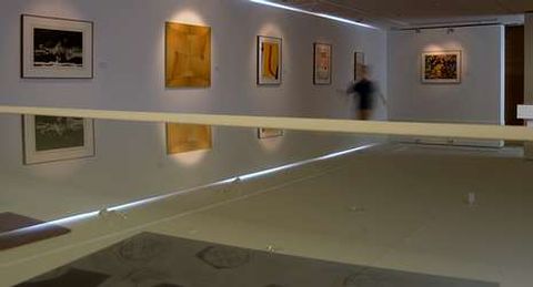 Sala dedicada a la serigrafa con obras de Equipo Crnica o Saura. 