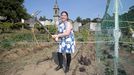 Lucy Dalia Andino, en el huerto de la oenegé Boa Vila en el que produce hortalizas para su autoconsumo. 