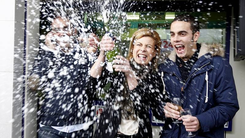 Celebraci�n en O Rosal tras repartir el Gordo.Nieve en la monta�a lucensr