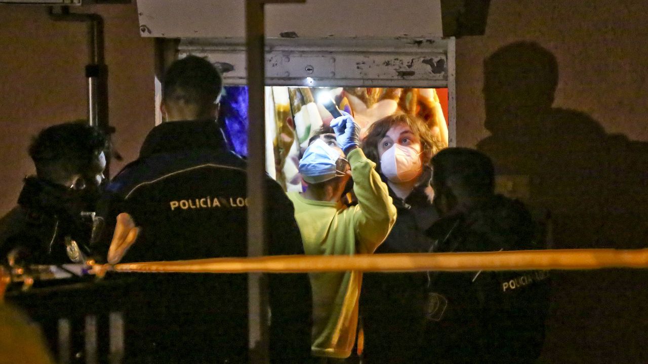 Joyas inmobiliarias con precios por encima del mercado.Pl�cido Perdiz en su tienda de Mugueimes