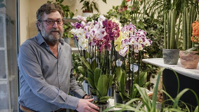 Servando Vázquez, en su floristería situada en la calle Celso Emilio Ferreiro, Chabel