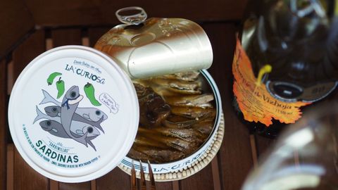 Vino Blanco Marqus de Vizhoja y Sardinas con pimiento de Padrn La Curiosa