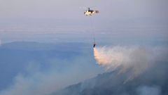 Un helicptero de bomberos trata de controlar los fuegos en el rea de Leptokarya, en Evros, al norte de Grecia