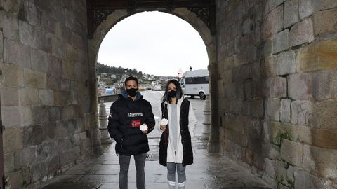 Manuel e Mara, unha parella de peregrinos que completou recentemente o Camio do Mar desde Viveiro, que atravesa a Porta de Carlos V, en imaxe