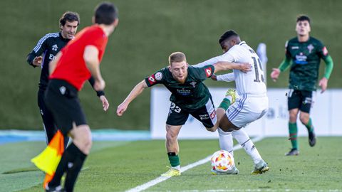 Carlos Vicente en una pugna con Marvel en el partido de la segunda vuelta de la pasada campa�a.