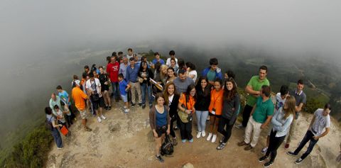 Os participantes do campo de traballo, os monitores e outros rapaces de Boqueixn subiron ata o cumio do Pico Sacro. 