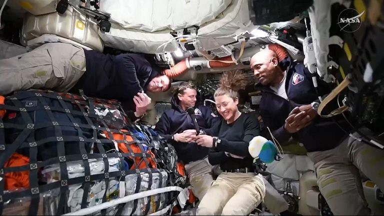 Los astronautas de Artemis 2 informan de olor a quemado en el inodoro de Orion