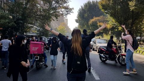 Protesta en una calle de Teherán.