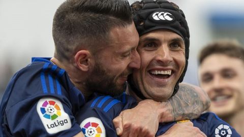 Borja Bastn y Luismi celebran el 0-1 del Oviedo ante el Legans