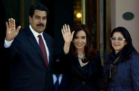 Maduro y su mujer posan con Cristina Fernndez a su llegada a la Casa Rosada.