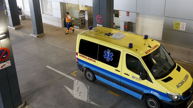 Imagen de archivo de una ambulancia a las puertas de Urgencias del Chuac