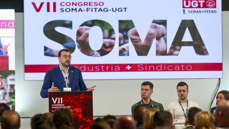 El presidente del Principado de Asturias, Adrián Barbón (i) interviene en la primera de las dos jornadas del VII congreso del sindicato SOMA-FITAG-UGT