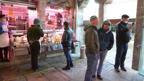 Con o sin mascarilla, diversidad de opciones entre los clientes en la plaza de Abastos de Santiago