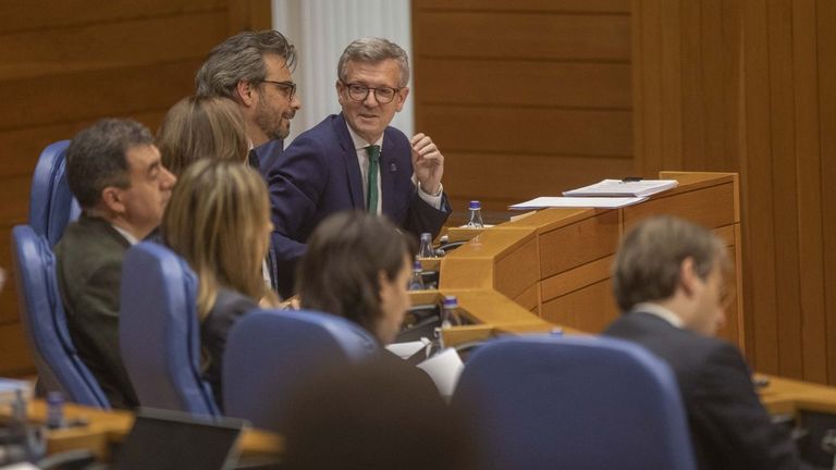 Los cambios legislativos que la Xunta introduce por la puerta de atrás: eucaliptos, puestos en el Sergas e impulso al biogás