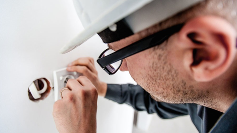 Un electricista completa una instalacin elctrica en un domicilio