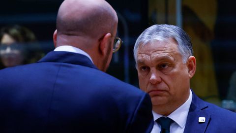 El presidente del Consejo Europeo, Charles Michel, y el primer ministro húngaro, Viktor Orbán, durante la cumbre de la pasada semana.