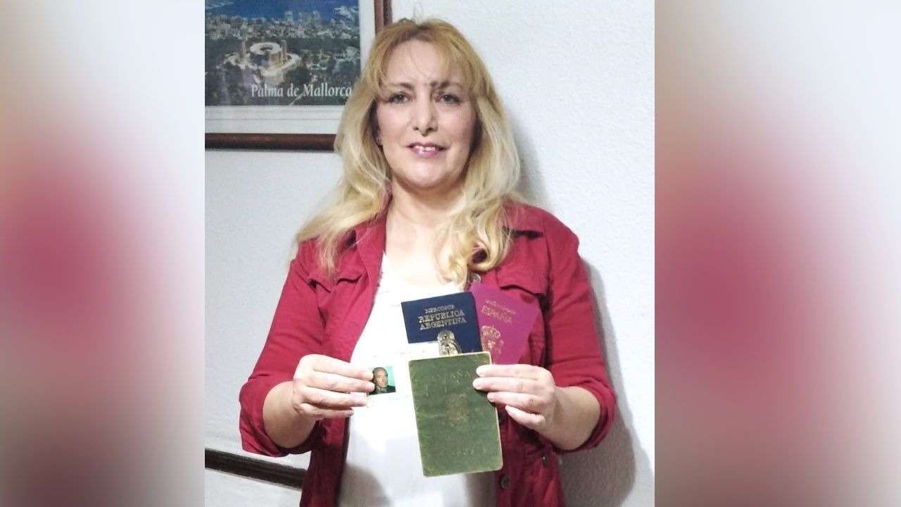 Patricia L�pez, con la fotograf�a de su padre y su pasaporte espa�ol y argentino