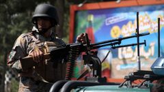 Un miembro de las fuerzas de seguridad afganas, despus de volver a tomar el control de la ciudad de Herat tras un ataque de los talibanes