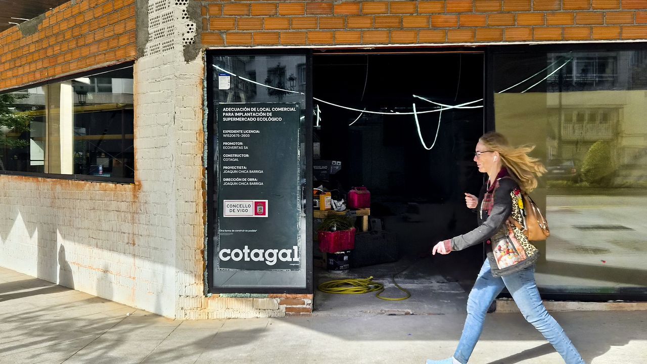 Vertederos.Obras del nuevo supermercado ecol�gico Veritas, que va a abrir en la calle Rosal�a de Castro.