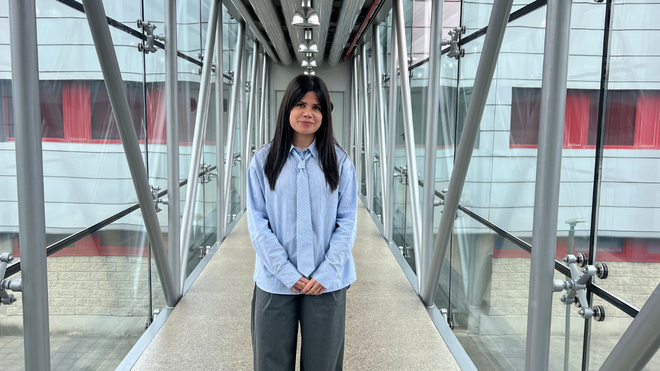 Cinthya Mart�nez, en La Voz de Galicia.