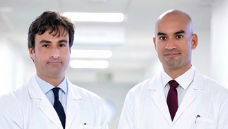 Los doctores Daro Vzquez-Martul (izquierda) yManuel Bohorquez (derecha), expertos en urologa del Hospital Quirnsalud A Corua.