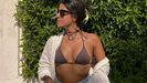 Natalia con uno de sus collares hechos a mano