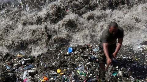 Un soldado limpia la playa de Montesinos, en Repblica Dominicana, totalmente cubierta de plsticos