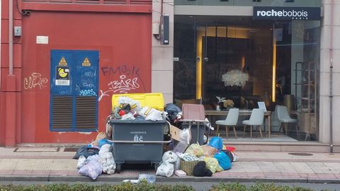 Basura acumulada en la calle, en la zona de A Gaiteira, por el conflicto de la basura de A Coruña