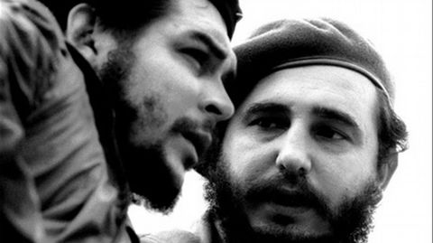Un joven Fidel Castro junto a Ernesto Che Guevara
