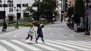 Una madre pasea con su hija en Oviedo