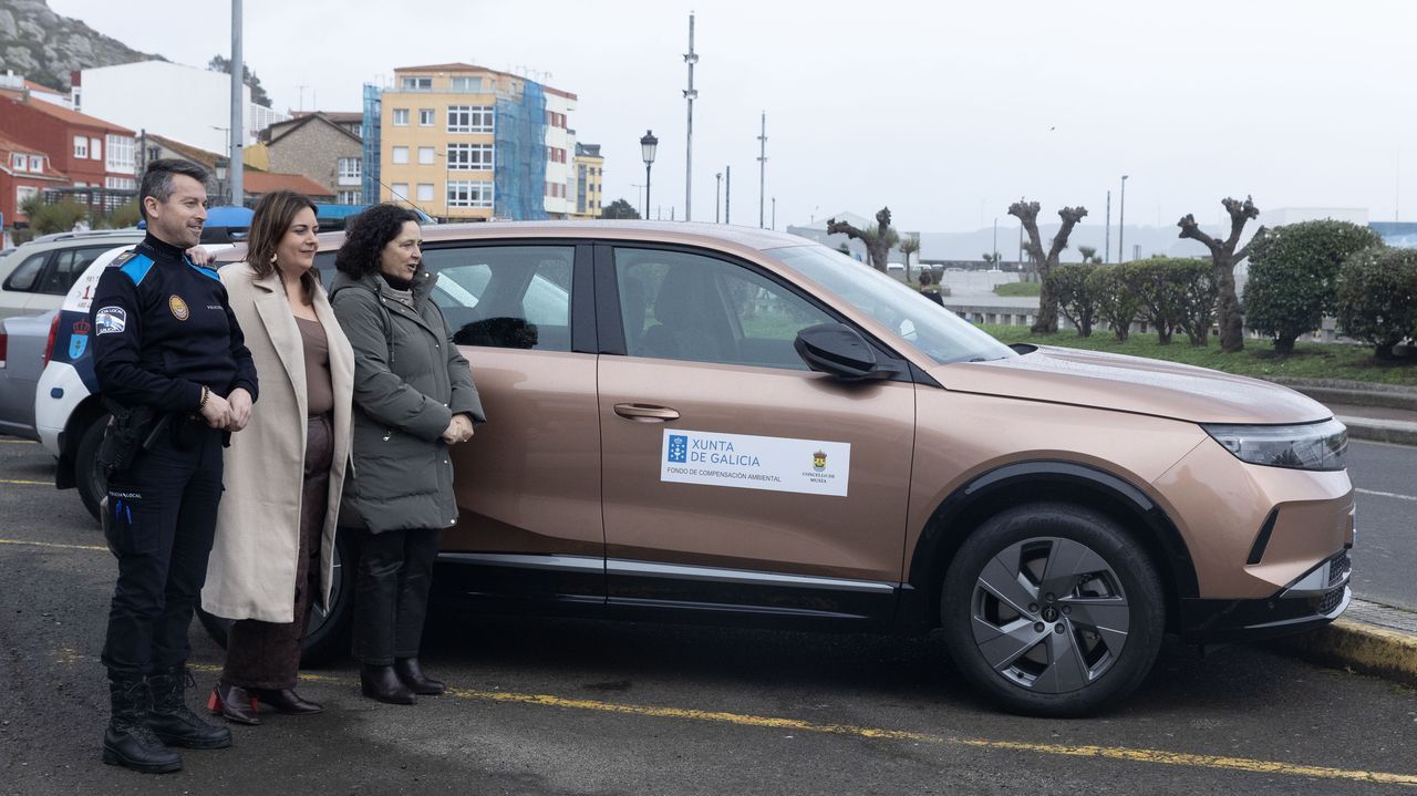 Departamento de costureras del Complejo Universitario de Ferrol.El agente de la Polic�a Local Manel Blanco, la teniente de alcalde de Mux�a, Sandra Vilela, y la delegada territorial de la Xunta, Bel�n do Campo