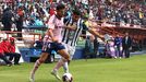 Lucas Ahijado conduce un balón durante el Pachuca-Oviedo