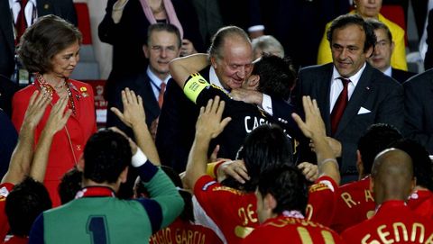 Don Juan Carlos presenció desde el palco de Viena el triunfo de España sobre Alemania que supuso la segunda Eurocopa para las vitrinas de la FEF.