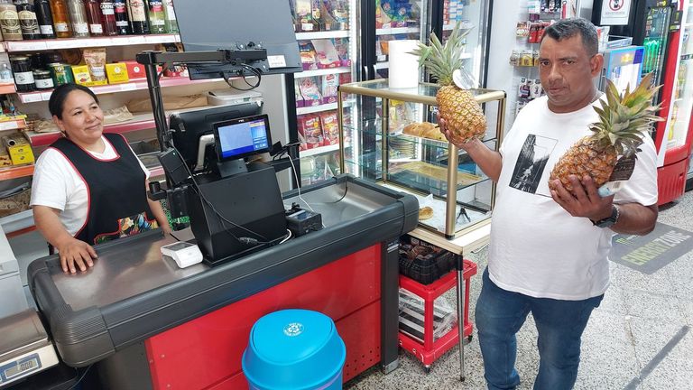 Los supermercados latinos de Vigo compiten por fidelizar a 22.000 inmigrantes