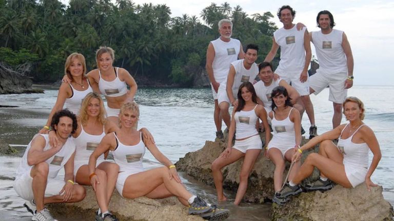 Ángel, el primero por la izquierda en el grupo más al fondo de esta fotografía, con sus compañeros de «Supervivientes» en 2006.