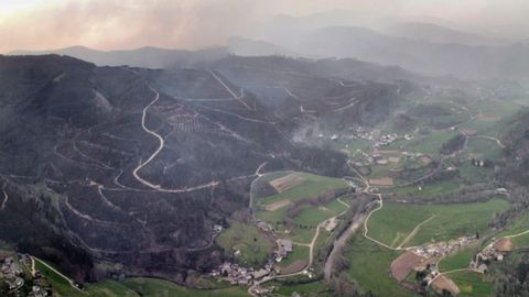 Imagen area de los incendios en Valds